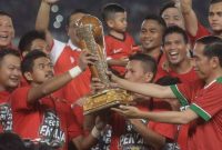 Pemain persija bambang pamungkas terima trofi piala presiden dari jokowi