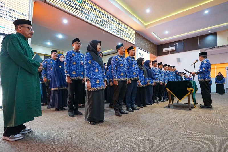 Wali Kota Parepare, Taufan Pawe melantik dan mengambil sumpah Pegawai Negeri Sipil dan pengangkatan pertama jabatan fungsional lingkup Pemerintah Kota Parepare 
